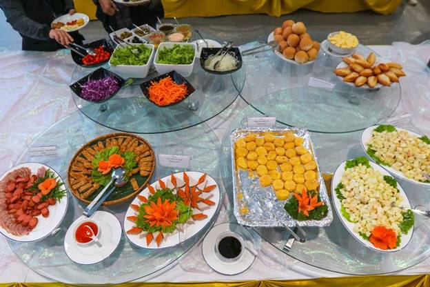  Các món ăn được bày biện gọn gàng, ngon miệng. (Ảnh: Minh Sơn/Vietnam+)