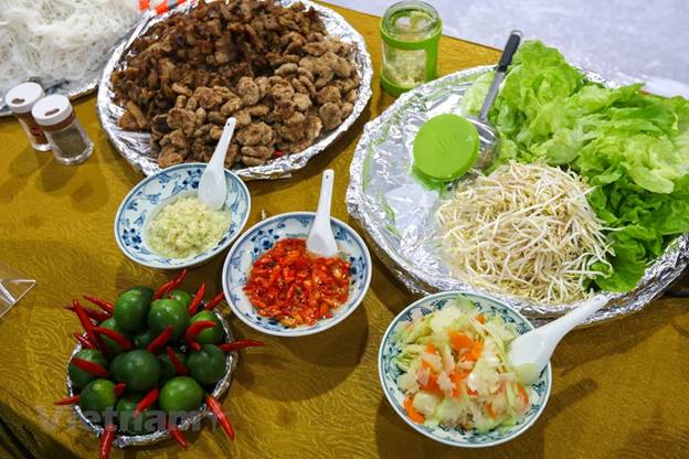  Khu ẩm thực đã ưu ái dành riêng từng khu cho các món ăn truyền thống của Thủ đô Hà Nội. (Ảnh: Minh Sơn/Vietnam+)