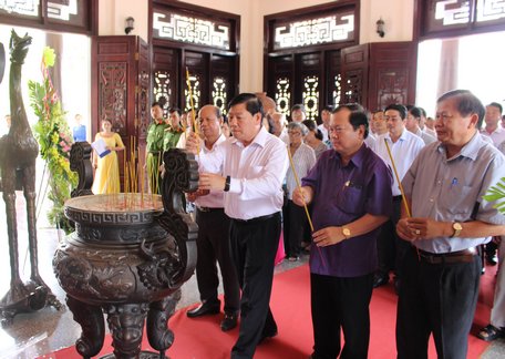 Bí thư Tỉnh ủy- Trần Văn Rón cùng lãnh đạo tỉnh thắp hương cố Chủ tịch HĐBT Phạm Hùng.