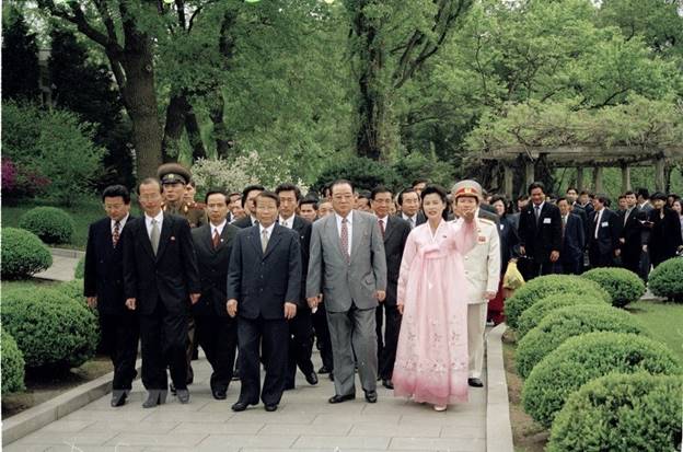  Chủ tịch nước Trần Đức Lương tham quan khu du lịch Vạn Cảnh Đài ở Thủ đô Bình Nhưỡng - nơi ở hồi niên thiếu của Chủ tịch Kim Nhật Thành, ngày 3/5/2002, trong khuôn khổ chuyến thăm chính thức CHDCND Triều Tiên từ ngày 2/5 - 5/5/2002. (Ảnh: Trọng Nghiệp/TTXVN)