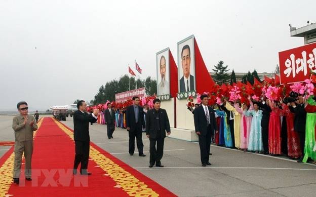  Ngày 18/10/2007, Tổng Bí thư Đảng Lao động Triều Tiên, Chủ tịch Ủy ban Quốc phòng Triều Tiên Kim Jong-il tiễn Tổng Bí thư Nông Đức Mạnh tại sân bay quốc tế Sunan (Bình Nhưỡng), kết thúc tốt đẹp chuyến thăm hữu nghị chính thức Cộng hòa Dân chủ Nhân dân Triều Tiên từ 16-18/10/2007. (Ảnh: Đinh Xuân Tuân/TTXVN)
