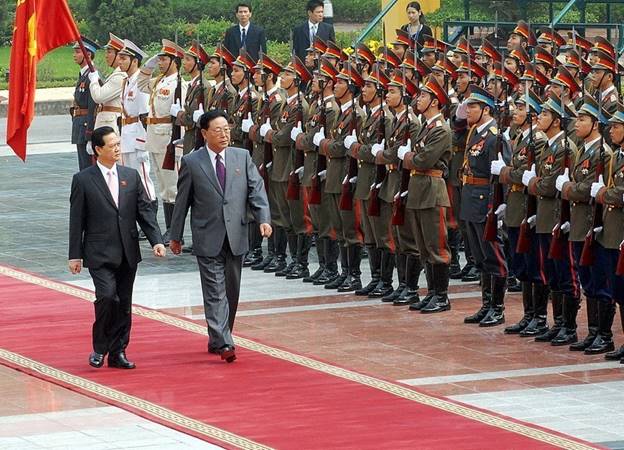  Thủ tướng Nguyễn Tấn Dũng và Thủ tướng Nội các Cộng hòa Dân chủ Nhân dân Triều Tiên Kim Yong-il duyệt đội danh dự tại Lễ đón ở Phủ Chủ tịch, ngày 27/10/2007. (Ảnh: Nhan Sáng/TTXVN)