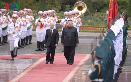 Tổng Bí thư, Chủ tịch nước Nguyễn Phú Trọng mời Chủ tịch Triều Tiên Kim Jong Un duyệt đội danh dự