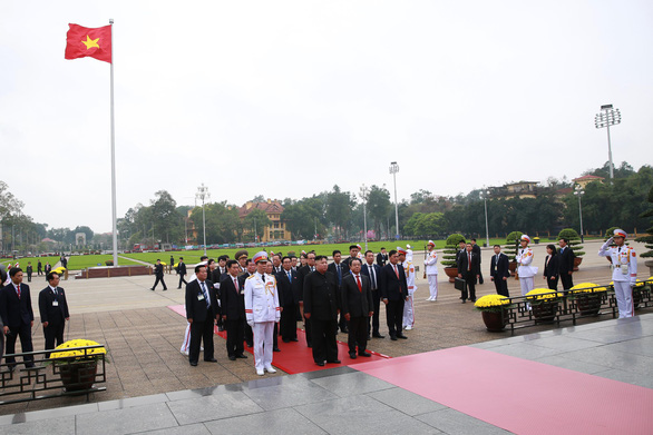 Ông Kim Jong Un cùng phái đoàn Triều Tiên tại lăng Chủ tịch Hồ Chí Minh - Ảnh: QUANG MINH