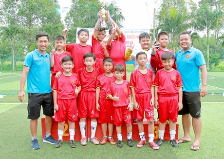 Đội TP Vĩnh Long vô địch mùa giải bóng đá U11 tỉnh Vĩnh Long 2018.
