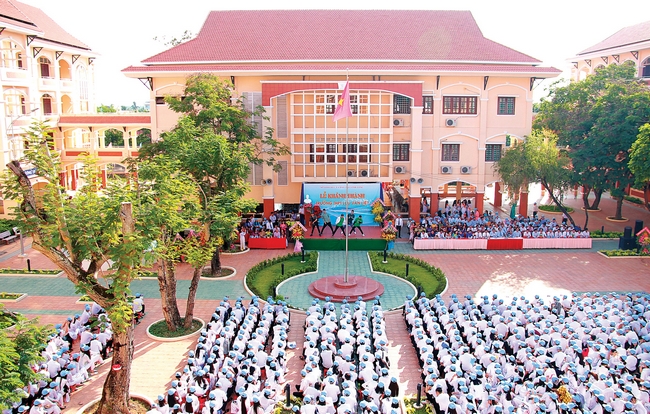 Trường THPT Lưu Văn Liệt được đầu tư kinh phí xây dựng trên 105 tỷ đồng (hơn 11.000m2), có thể đáp ứng được nhu cầu học tập của gần 2.000 học sinh.