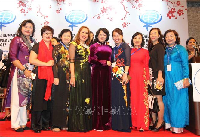 Phó Chủ tịch nước Đặng Thị Ngọc Thịnh với các đại biểu nữ doanh nhân Việt Nam tham dự Hội nghị Thượng đỉnh Phụ nữ toàn cầu lần thứ 27, được tổ chức tại Thủ đô Tokyo (Nhật Bản) từ 11-13/5/2017. Ảnh: Quang Hải/TTXVN