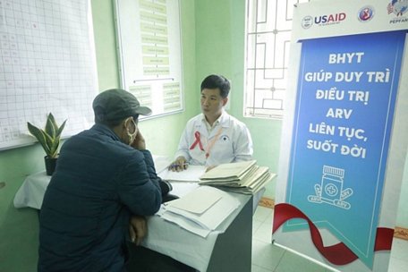 Bệnh nhân nhiễm HIV được tư vấn, nhận thuốc ARV từ nguồn BHYT tại Trung tâm Y tế quận Nam Từ Liêm. 