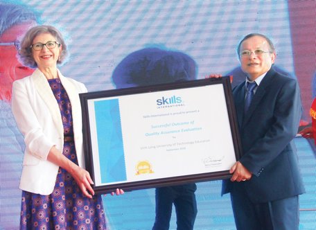 PGS.TS Cao Hùng Phi nhận giấy chứng nhận của Tổ chức Skill International (New Zealand).