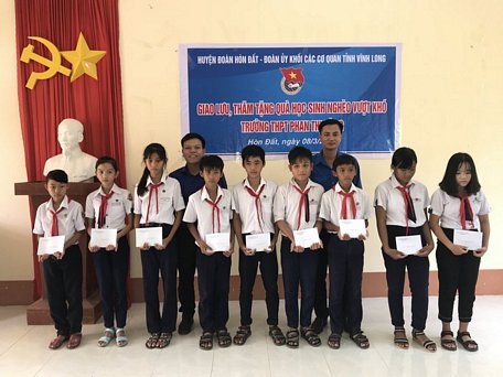 Đại diện Đoàn Khối Các cơ quan tỉnh Vĩnh Long và Huyện đoàn huyện Hòn Đất trao 20 học bổng cho các học sinh nghèo hiếu học tại trường THCS, THPT Phan Thị Ràng