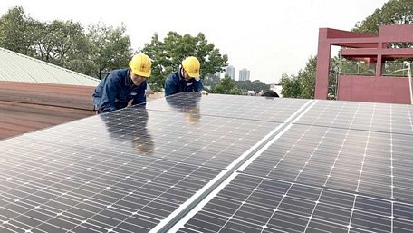 Tổng công ty Điện lực TPHCM sẽ hỗ trợ người dân nếu muốn lắp tấm pin năng lượng mặt trời. Ảnh: THANH HẢI