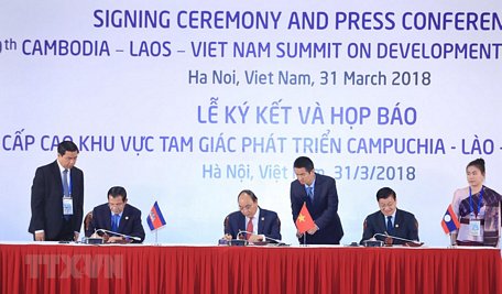 Thủ tướng 3 nước Campuchia-Lào-Việt Nam ký Tuyên bố chung Hội nghị Cấp cao CLV 10. (Ảnh: TTXVN)