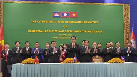 Các đại biểu chúc mừng thành công của hội nghị sau lễ ký biên bản. (Ảnh: Phan Minh Hưng/TTXVN)