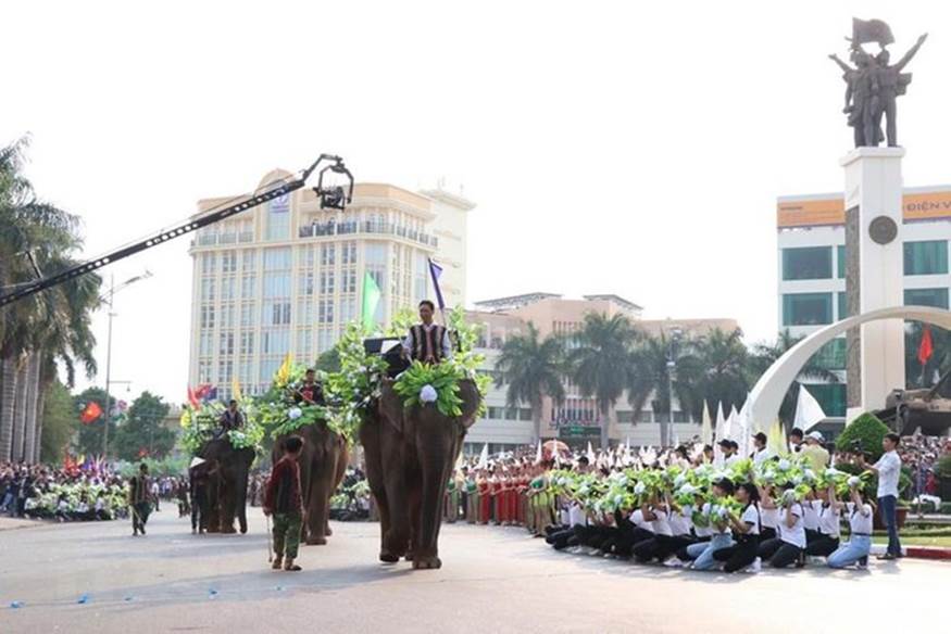 Đoàn voi Đắk Lắk tham gia Lễ hội đường phố. (Ảnh: Tuấn Anh/TTXVN)