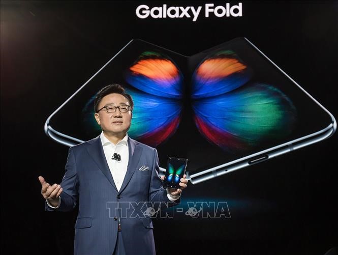 Smartphone màn hình gập đầu tiên của Samsung mang tên Galaxy Fold. Ảnh: YONHAP/TTXVN