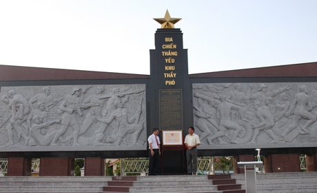 Lãnh đạo Sở Văn hóa, Thể thao và Du lịch trao bằng xếp hạng Di tích lịch sử- văn hóa cấp tỉnh cho đại diện xã Hựu Thành.