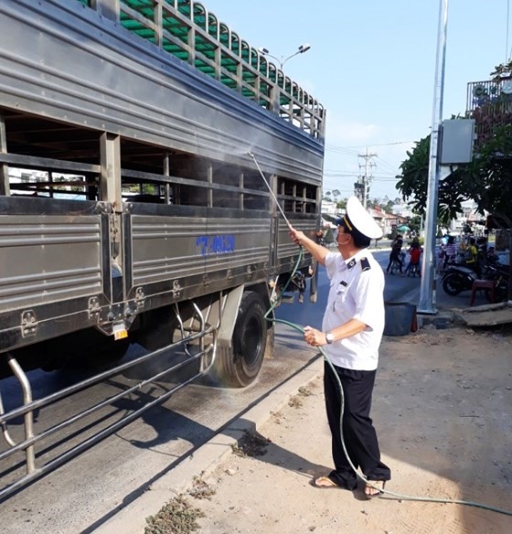 Lực lượng chức năng ở An Giang kiểm soát chặt việc vận chuyển gia súc và sát trùng, khử độc nhằm phòng, chống dịch 