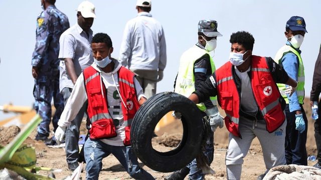 Một chiếc lốp được tìm thấy tại hiện trường vụ rơi máy bay của Ethiopian Airlines. (Ảnh: Reuters)