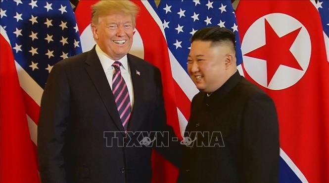 Tổng thống Mỹ Donald Trump và Chủ tịch Triều Tiên Kim Jong-un sau cái bắt tay lịch sử tại Hà Nội. Ảnh: TTXVN phát