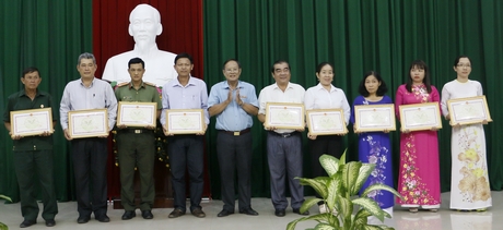 Ông Nguyễn Bách Khoa- Trưởng Ban Tuyên giáo Tỉnh ủy tặng bằng khen cho các cá nhân có thành tích xuất sắc.