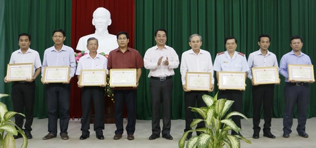  Ông Lữ Quang Ngời- Phó Chủ tịch UBND tỉnh tặng bằng khen cho các tập thể có thành tích xuất sắc.