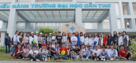 Nhiều nhóm học sinh vui vẻ đến chụp ảnh tại “tảng đá huyền thoại”- Trường ĐH Cần Thơ với mong muốn trúng tuyển.