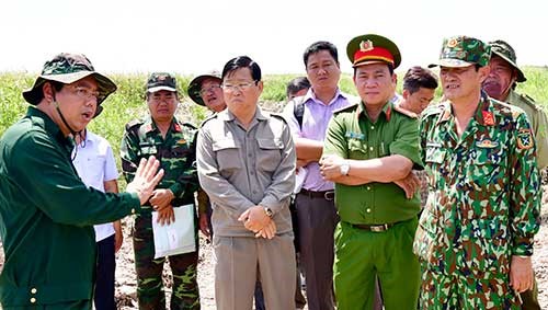 Chủ tịch UBND tỉnh Cà Mau Nguyễn Tiến Hải (trái) và đại diện các sở, ngành kiểm tra công tác phòng chống khô hạn, phòng cháy chữa cháy rừng... Ảnh: Thanh Minh