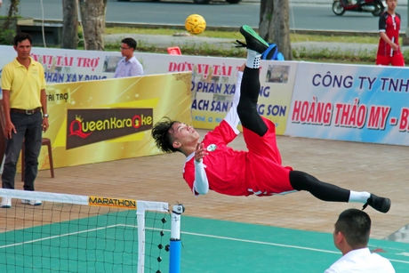 Pha bay người kết thúc của Trung Hải (Vĩnh Long) trong trận thắng Nghệ An 2-0.