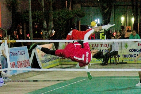 Pha tranh cầu giữa Trung Hải (Vĩnh Long) trong trận tứ kết thắng Hà Nội 2-0.