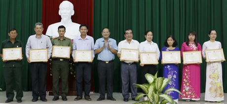 Đồng chí Nguyễn Bách Khoa- Ủy viên Thường vụ Tỉnh ủy, Trưởng Ban Tuyên giáo Tỉnh ủy- tặng bằng khen cho các cá nhân có thành tích xuất sắc trong công tác dân vận chính quyền.