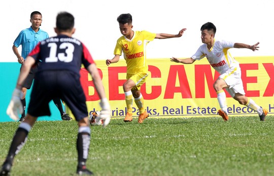 U19 SLNA (áo vàng) và U19 Hà Nội (trắng) xứng đáng vào bán kết Giải U19 quốc gia 2019