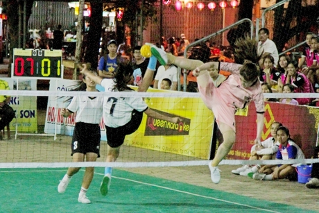 Pha tranh cầu trong trận chung kết đôi nữ Quảng Ninh thắng Cần Thơ 2-1.