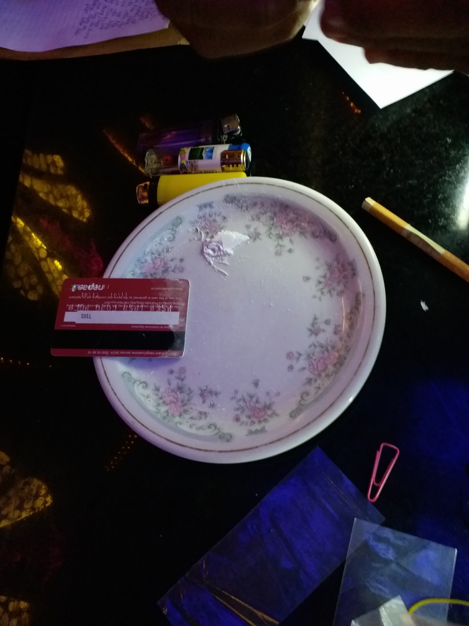 Trên bàn có 1 đĩa chứa chất bột màu trắng nghi là chất ma túy.