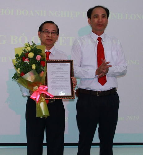 Ông Trần Xuân Thiện- Tỉnh ủy viên, Bí thư Đảng ủy Khối doanh nghiệp trao quyết định thành lập Chi bộ cơ sở Bệnh viện Xuyên Á- Vĩnh Long.