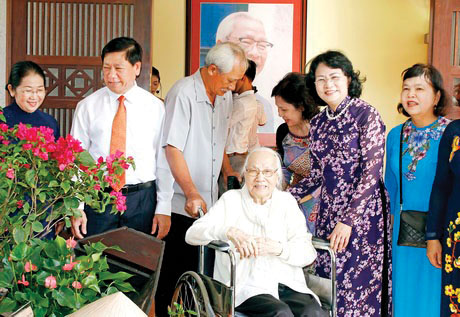 Bà Ngô Thị Huệ (ngồi xe lăn) cùng các lãnh đạo Trung ương, tỉnh tại Khu lưu niệm cố Thủ tướng Võ Văn Kiệt (Vũng Liêm, Vĩnh Long).Ảnh: TL