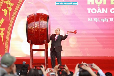  Thủ tướng Nguyễn Xuân Phúc đánh trống khai mạc Hội Báo toàn quốc 2019. Ảnh: HẢI NGUYỄN