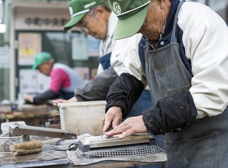 Người cao tuổi ở Nhật vẫn phải làm việc do thiếu hụt lao động trẻ - Ảnh: The Japan Times