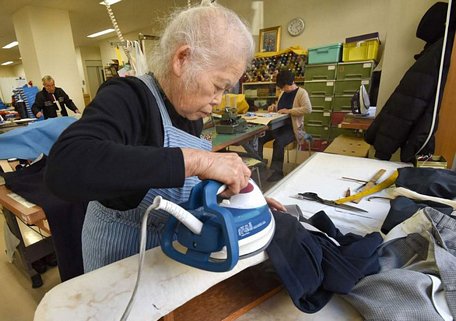   Một giải pháp để Nhật giải quyết vấn đề già hoá dân số là nâng tuổi về hưu lên 65 tuổi - Ảnh: Independent UK