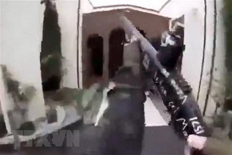  Hình ảnh trích trong video do nghi phạm liên quan đến hai vụ xả súng tại nhà thờ Hồi giáo ở Christchurch,New Zealand, tự phát lên mạng xã hội Facebook lúc y thực hiện vụ tấn công đẫm máu, ngày 15/3/2019. (Ảnh: AFP/TTXVN)