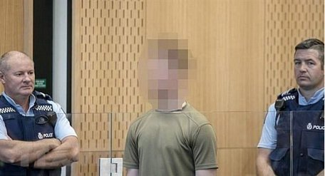 Nam thanh niên (giữa) bị xét xử tại tòa vì phát tán đoạn video về vụ xả súng tại hai nhà thờ Hồi giáo ở Christchurch, New Zealand, ngày 18/3/2019. (Ảnh: Stuff/TTXVN)