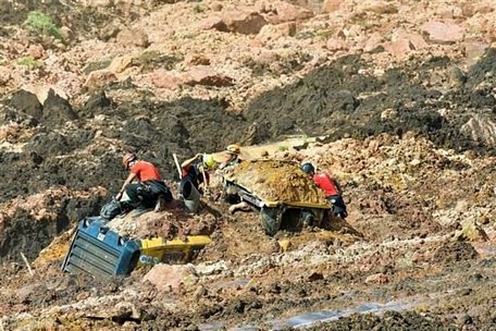 Lực lượng cứu hộ tìm kiếm người mất tích tại hiện trường vụ vỡ đập hồ chứa chất thải khoáng sản ở Minas Gerais, Brazil, ngày 25/1/2019. (Nguồn: THX/TTXVN)