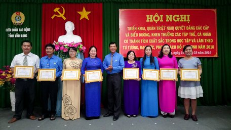 Trao giấy khen đảng ủy cơ sở biểu dương các cá nhân  xuất sắc trong học tập và làm theo tư tưởng, đạo đức, phong cách Hồ Chí Minh năm 2018.               