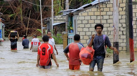  Cảnh ngập lụt tại Sentani, tỉnh Papua, Indonesia, ngày 18/3. (Ảnh: THX/TTXVN)