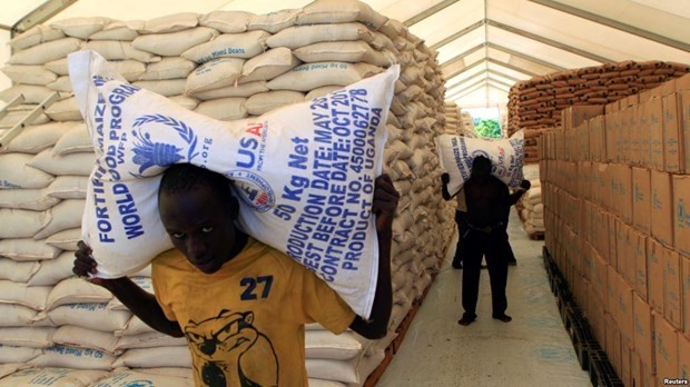 Người dân nhận hỗ trợ thực phẩm được phân phối bởi Chương trình Lương thực Thế giới. (Nguồn: Reuters)