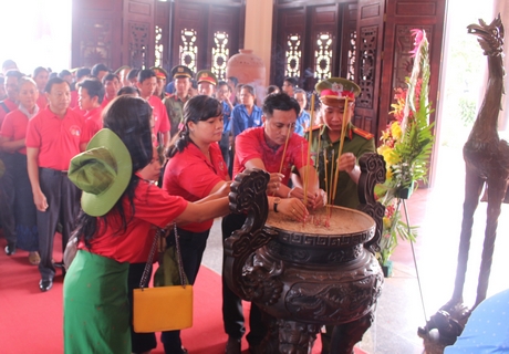Đoàn dâng hương tại Khu tưởng niệm Cố Chủ tịch HĐBT Phạm Hùng
