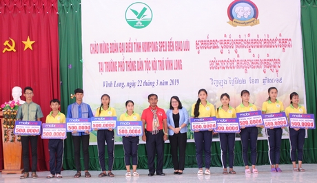 Trao học bổng cho học sinh Trường Phổ thông Dân tộc Nội trú Vĩnh Long