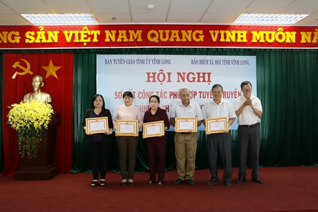 Ông Nguyễn Văn Săn- Phó Trưởng Ban Tuyên giáo Tỉnh ủy tặng giấy khen cho các đơn vị thực hiện tốt công tác tuyên truyền chính sách BHXH, BHYT.