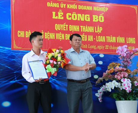 Ông Trần Xuân Thiện- Tỉnh ủy viên, Bí thư Đảng ủy Khối doanh nghiệp trao quyết định thành lập Chi bộ cơ sở Bệnh viện Triều An- Loan Trâm. 