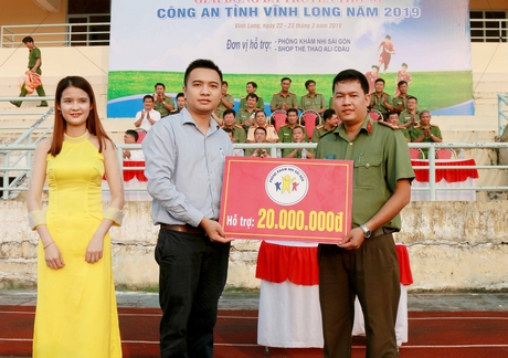 Phòng Khám Nhi Sài Gòn (Vĩnh Long) trao ủng hộ BTC bóng đá truyền thống Công an tỉnh Vĩnh Long 2019 số tiền 20 triệu đồng.