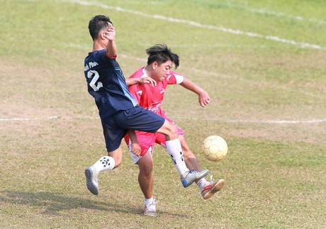 Pha tranh bóng trong trận TP Vĩnh Long (áo đỏ) thắng Long Hồ 2-1.